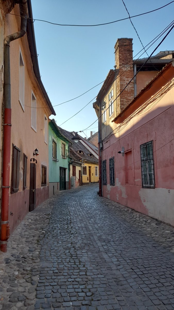 Old houses with great hearts.

Răşinari, where writer and philosopher Emil Cioran was born in April 1911.
🖋'We should try turn each moment into an eternity'

 &  #Sibiu. 💕 

#adoorablethursday #NoContextDoors #Transylvania #medieval #Im4Ro #travelphotography #architecture