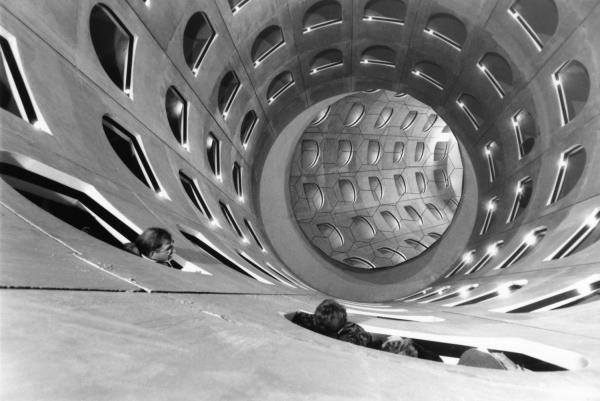 Achevé en 1994, le parking des Célestins à #Lyon descend sur 6 niveaux autour d'un cylindre centrale. Un miroir placé au fond renvoie la lumière avec un jeu d'effets visuels #jeudiphoto📷 ⤵️bit.ly/2EE5dJr