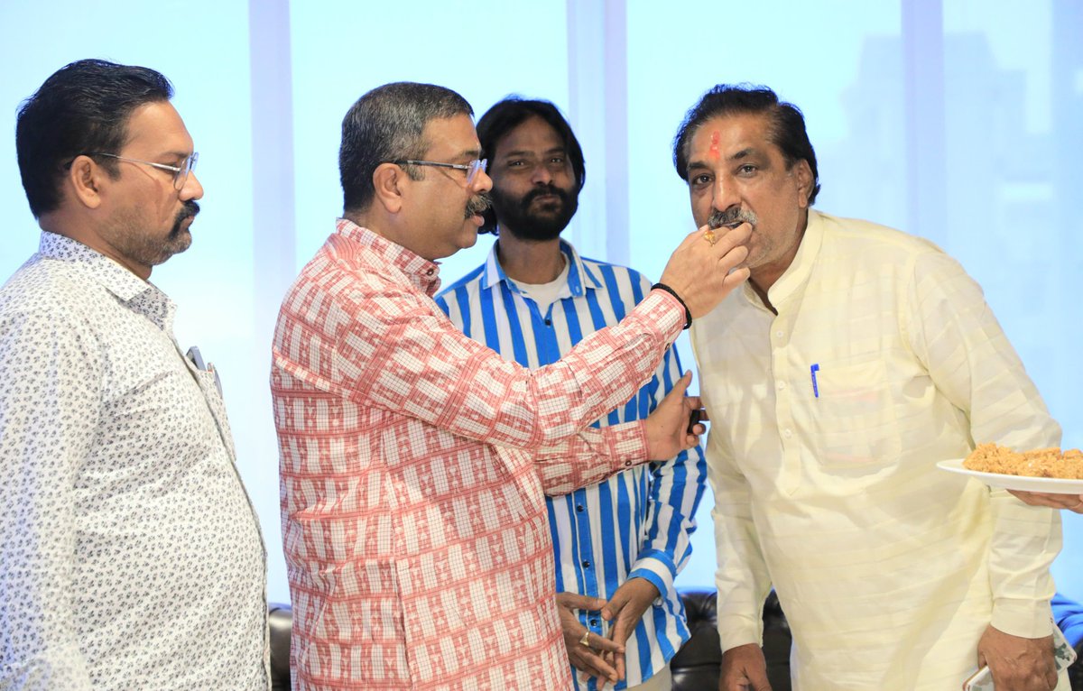 OdiaSamaaj's tweet photo. ସମ୍ବଲପୁରରେ 'ବିଶ୍ୱ ଛେନାପୋଡ଼ ଦିବସ' ପାଳିଲେ କେନ୍ଦ୍ର ଶିକ୍ଷା, ଦକ୍ଷତା ବିକାଶ ଓ ଉଦ୍ୟମିତା ମନ୍ତ୍ରୀ ଧର୍ମେନ୍ଦ୍ର ପ୍ରଧାନ ।
#ଛେନାପୋଡ଼ଦିବସ #ChhenapodaDibasa #ChhenaPoda #odiafood #odiacuisine #sweetsofodisha #TasteOfOdisha #Odisha #OdiaSamaj https://t.co/BsZhlw980i