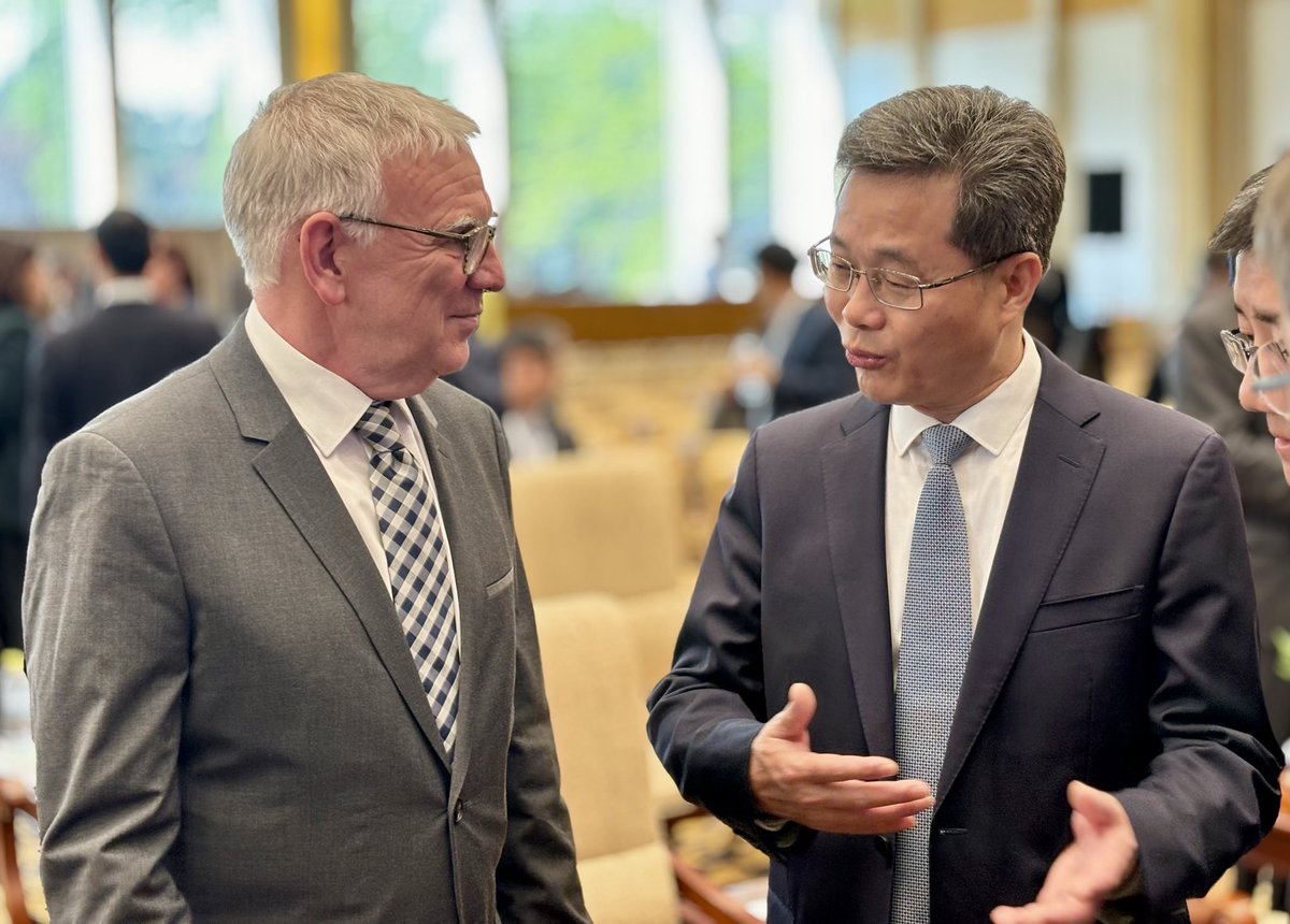 Staatssekretär @JochenFlasbarth im Gespräch mit dem chinesischen Finanzminister Lan Fo‘an über 40 Jahre erfolgreiche finanzielle Zusammenarbeit - und Ausblick auf künftige mehr gemeinsame Kooperation für globale Herausforderungen. 📍🇨🇳-🇩🇪 Dialogue Forum on Financial Cooperation