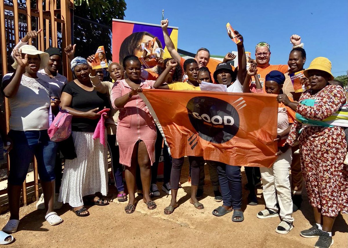 👞 GOOD SG, @brettherron, National Chairperson, @MattCook4GOOD, and Tshwane Councillor, Sarah Mabotsa, donating school shoes to the kids of Winterveldt. When we give to young people, they will end up giving to others!