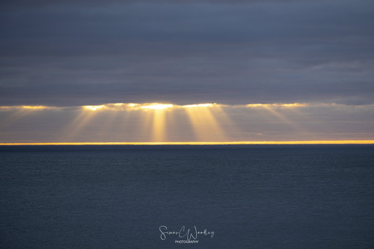 'Sky art' Sun rays light the sky over the North Sea at sunrise this morning @StormHour @ThePhotoHour @RMetS