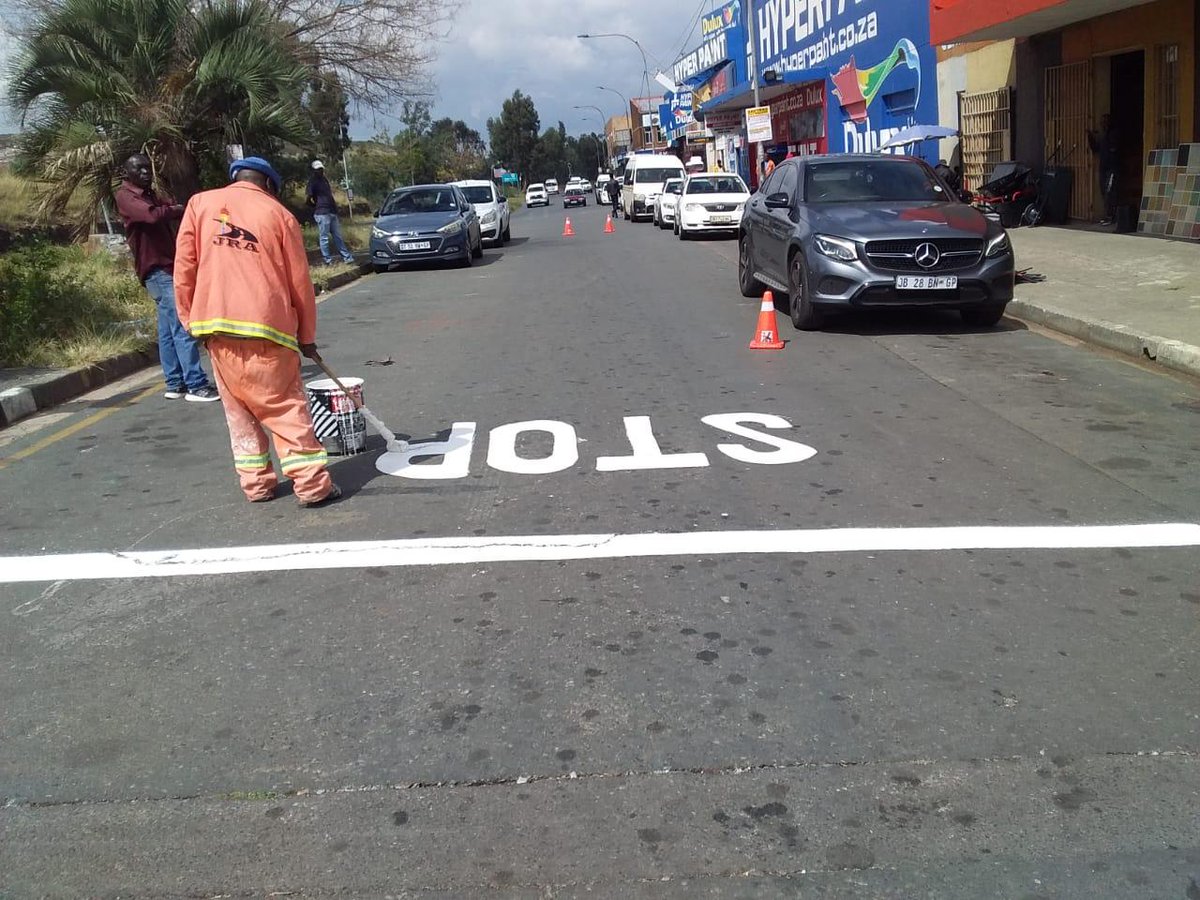 Road resurfacing and patching potholes in Kensington and repainting faded road markings in Selby. #JoburgServices @MyJRA @CityofJoburgZA @Irenemafune @CRUM_CoJ