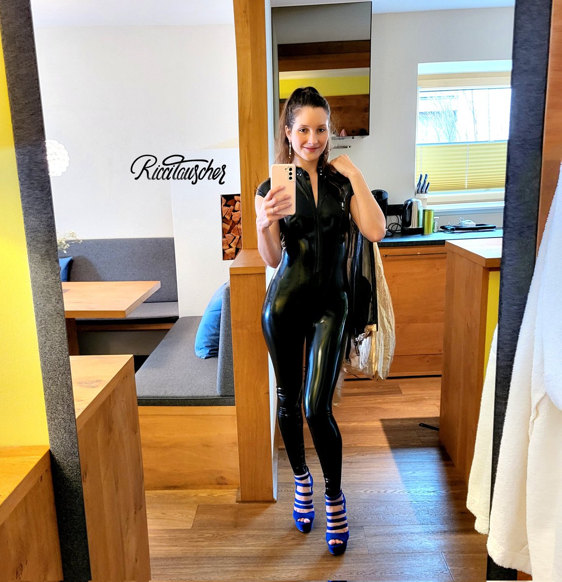 Ready to go out. Do you like to wear latex as well or do you prefer watching others to wear it? And yes, the option I don't like it at all doesn't exist here. 😉 #latexfashion #latexmode #latexmodel #Fashion #latexlovers #ricci #likeagirl #likeaboss #catsuit