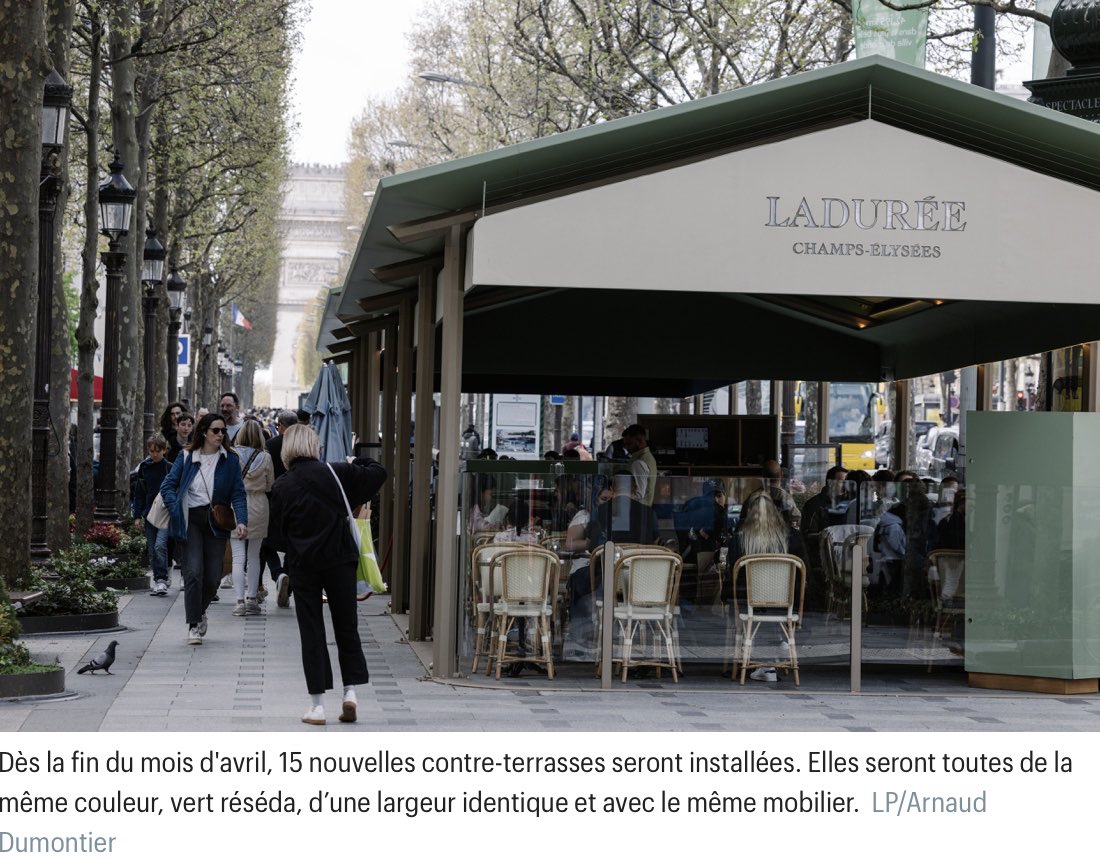 😢PRIVATISATION DE L’ESPACE PUBLIC Les #ChampsÉlysées évoluent: les contre-terrasses obstruent la perspective sur l’Arc de Triomphe et les piétons se faufilent difficilement sur le peu d’espace qui leur est octroyé. Exit la promenade, place à l’hypertourisme et la consommation.