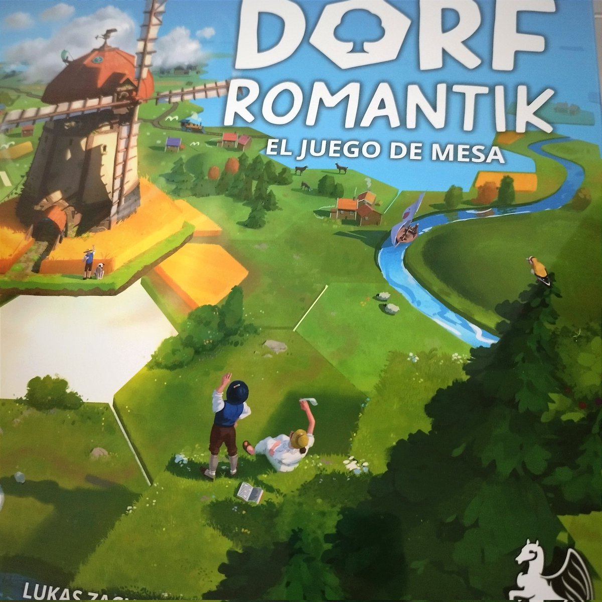 En #Dorfromantik colaboraréis para crear un maravilloso paisaje que os dé la mayor cantidad de puntos posible, lo que a su vez desbloqueará nuevos componentes para añadir a vuestras partidas. 🛒 shorturl.at/ao689 #juegosdemesaentreamigos #juegosdemesaenfamilia