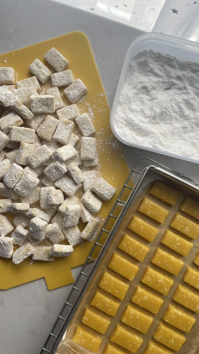 Kegabutanku di Lebaran hari ke 2, libur hari ke 4, bikin Putri Salju tapi bentukannya kek tempe kecil kecil ga sih <a href="/FOODFESS2/">FESS</a> 😂