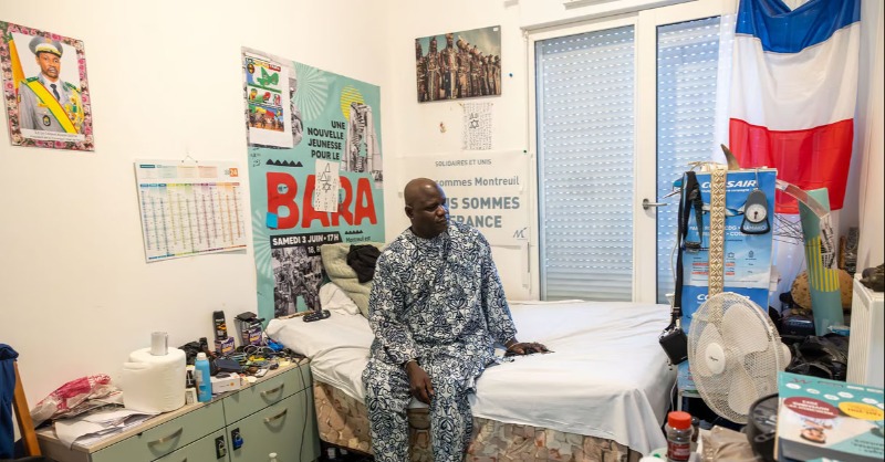 jeune_afrique's tweet photo. Les dizaines de milliers de Maliens, Burkinabè et Nigériens installés en France, parfois depuis des décennies, subissent de plein fouet les conséquences du divorce entre leur pays d’origine et leur pays d’accueil.