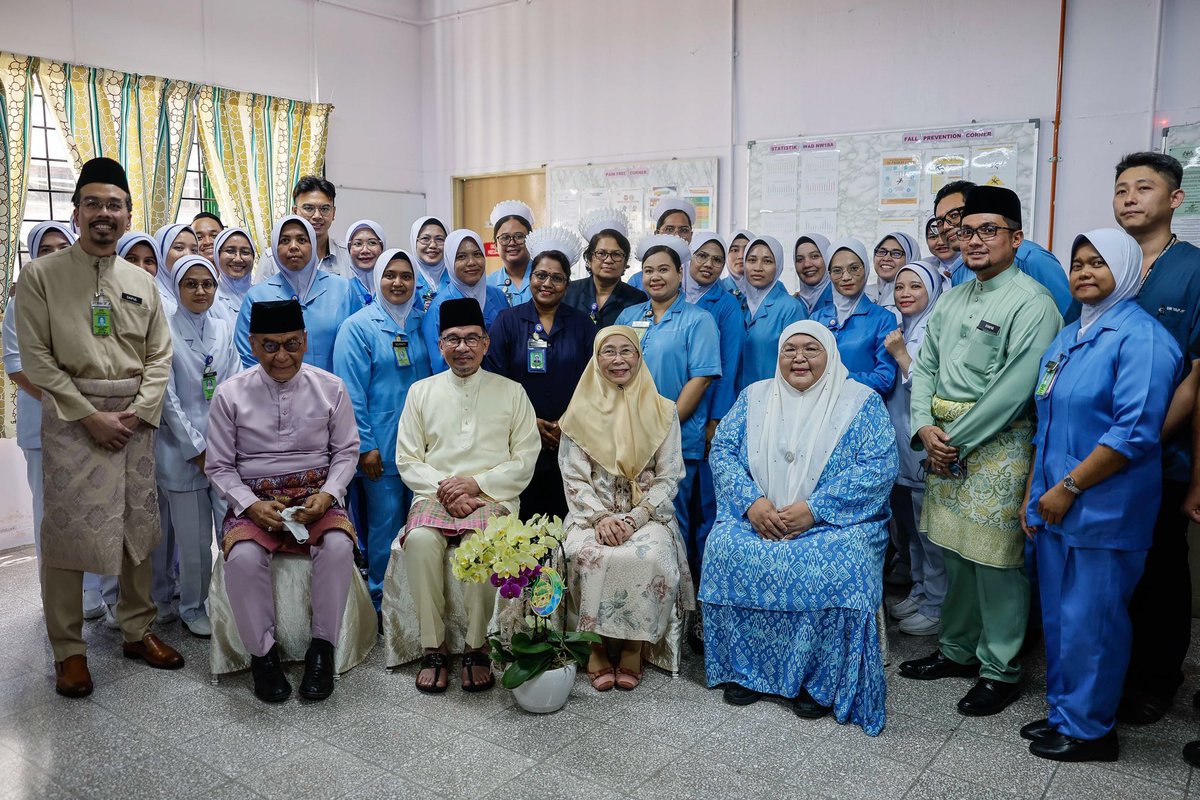 Bersama Azizah hari ini menziarahi pesakit-pesakit di Hospital Kuala Lumpur (HKL), selain staf dan kakitangan yang terus berkhidmat meski di musim lebaran. 

Alhamdulillah, saya turut memberi sumbangan kepada pesakit di wad kelas tiga dan kakitangan HKL yang bertugas.

Saya turut