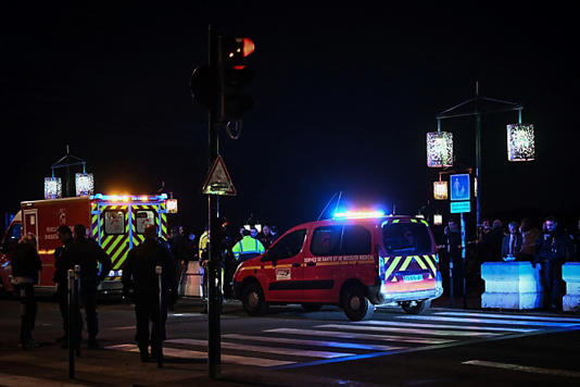 La police de Bordeaux tire sur l'agresseur au couteau. Un agresseur au couteau a été abattu par la police à Bordeaux, dans le sud-ouest de la France, après une attaque mortelle. L'homme a poignardé un piéton dans une zone très fréquentée en bord de Garonne.