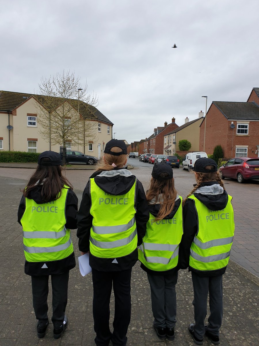#minipolice team at #watewellsprimary did a positive parking exercise yesterday. 9 negative tickets and 7 positive given out. Well done team #opcc #glospolice