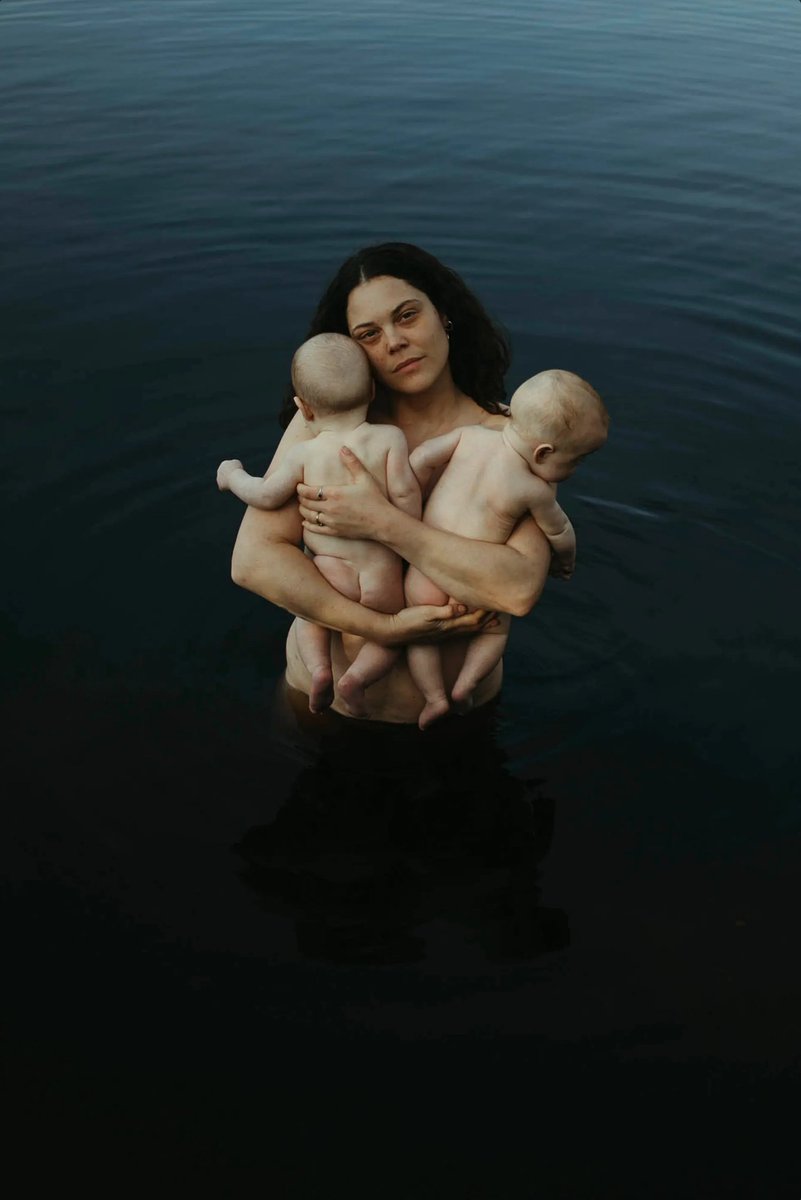 HeadOnPhotoFest's tweet image. Portrait Awards '23 Finalist: Amy and the Twins, Sophie Smith
‘I’m not OK. It’s been a hard six months post-birth; I’ve sunk into depression more times than I am proud of. Dealing with obstetric violence is no joke &amp;amp; the system hasn’t been designed to support postpartum.’
#headon