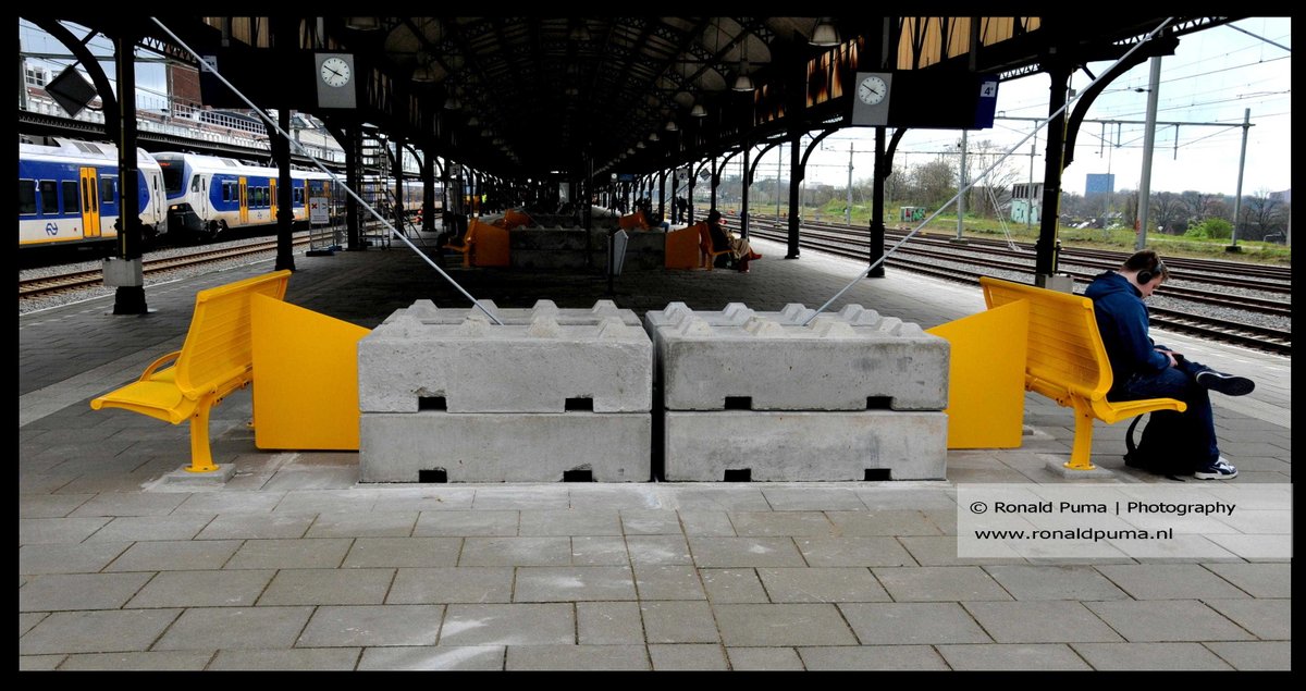 Curieuze nieuwe gele stalen banken op #NS #station #Nijmegen #Netherlands met een lelijke betonnen constructie er achter (staat wel stevig). (Is werk voor straatkunstenaars om dit wat op te vrolijken). #OV #trein. (@NS_online).