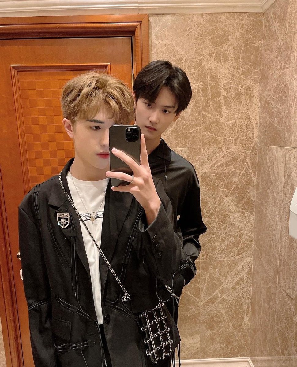 ppthyg's tweet photo. พวกชอบถ่ายรูปหน้ากระจกด้วยกัน ก็แฟนกันทั้งนั้นแหละ🤧🤧 https://t.co/fSDX3Q2jKY