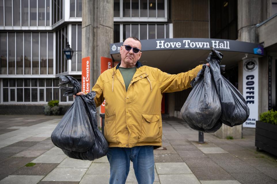 Good man. Fuming dog walker fed up with bin bags at beauty spot dumps them outside council HQ theargus.co.uk/news/24242183.… For more great content like this subscribe to the The Argus app here: theargus.co.uk/subscribe/