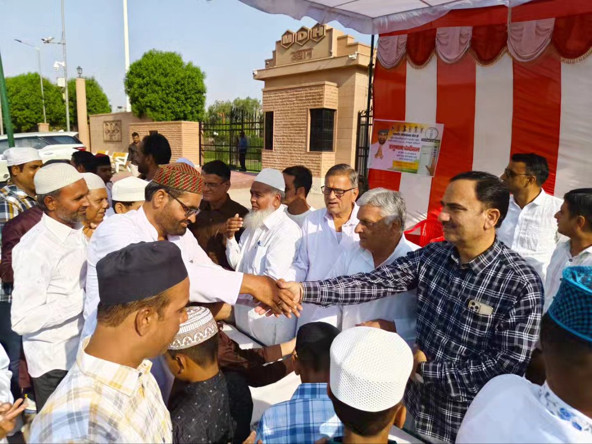 ईद के मुबारक मौके पर नागौर शहर के नकाश गेट पर मुस्लिम भाइयों के साथ !