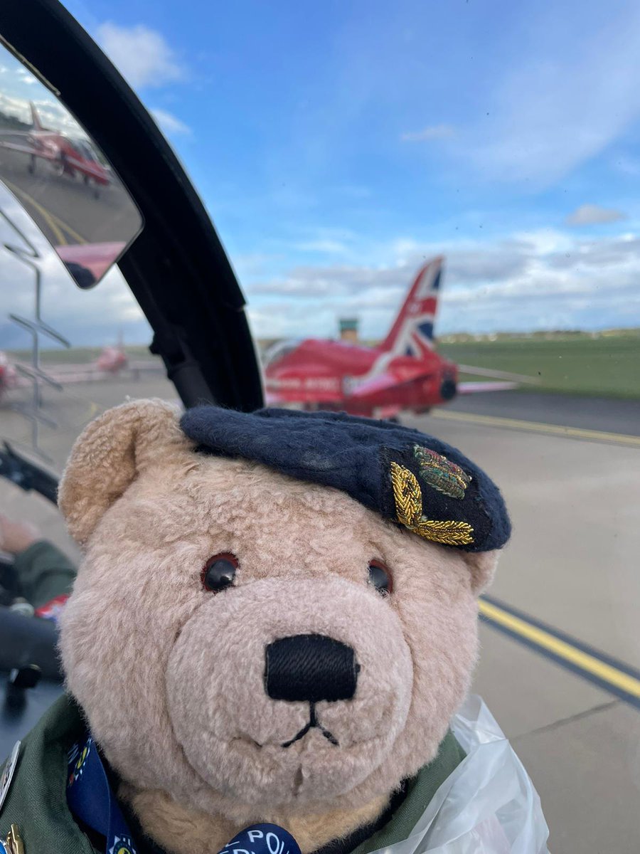 @KarlasCabin Thank you for the support. This UK tour with the AMAZING @uniairsquadron ended with a visit to the best of the best. The Royal Air Force Aerobatic team @rafredarrows Onwards to the next adventure and always with children and young adults mental health high on the agenda!