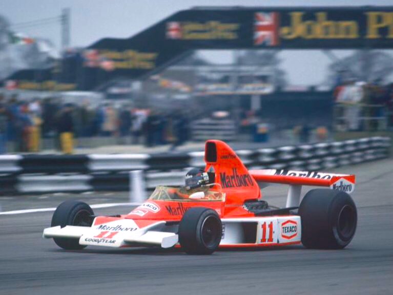 #OnThisDay in ’76, in the #InternationalTrophy at Silverstone (pic), James Hunt scored his 2nd of 2 wins in the high-airbox McLaren M23, both of them non-championship #F1 races, the first being the #RaceOfChampions at Brands Hatch the month before. (1/2)