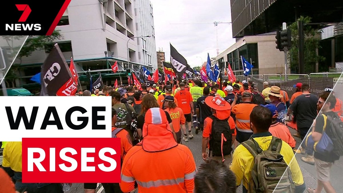Construction workers on state projects are pulling wage rises of 30% under the union's new deal with the Queensland government. Industry modelling suggests traffic controllers could earn more than $200,000 a year. youtu.be/gU-_pKg9zDA @jacquelinrobson #7NEWS