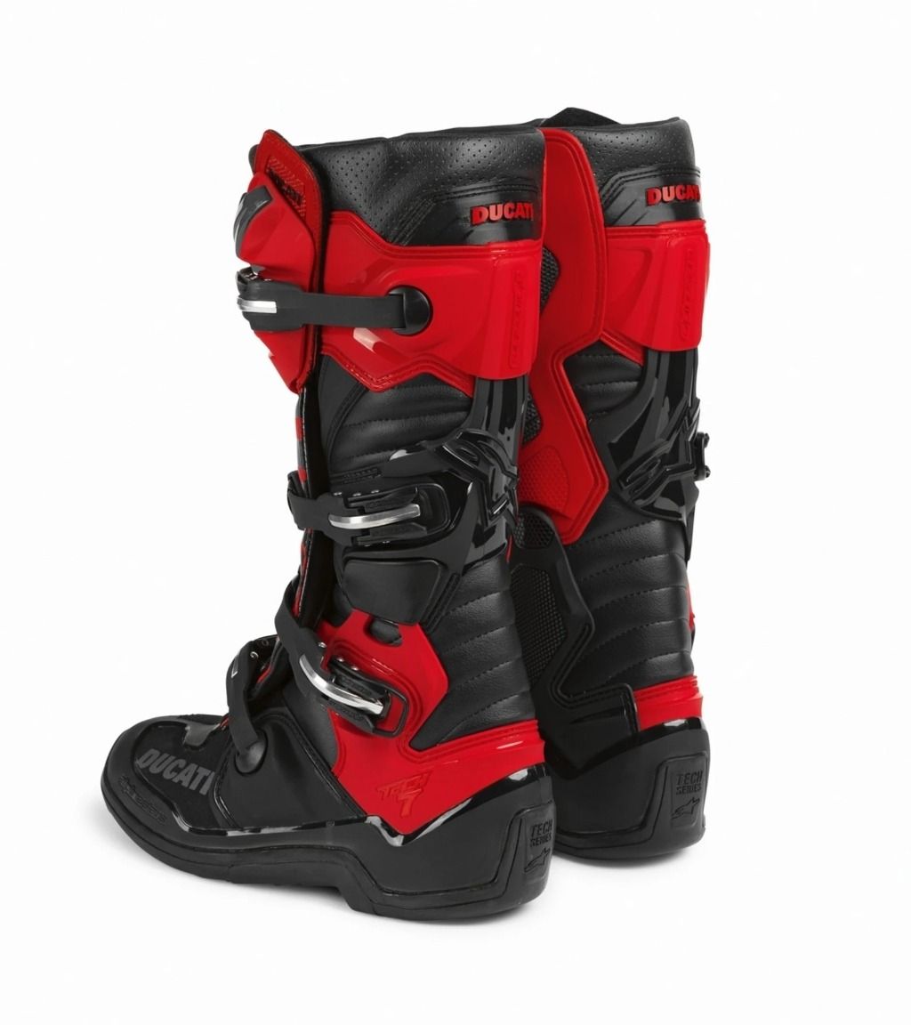 webike_offroad's tweet photo. 用事があって掲載しているブーツの一覧を見ていたら、DUCATI Performance…ん??👀
今年からDesmo450MX走らせているのでその影響ですね!
TECH7がベースになっており、ドカレッドでロゴ入りになっています🇮🇹
TECH10より高いですが、赤が好きな方いかがでしょうか😎
https://t.co/DhgEKClMCv https://t.co/xHLIUjEZ6Z