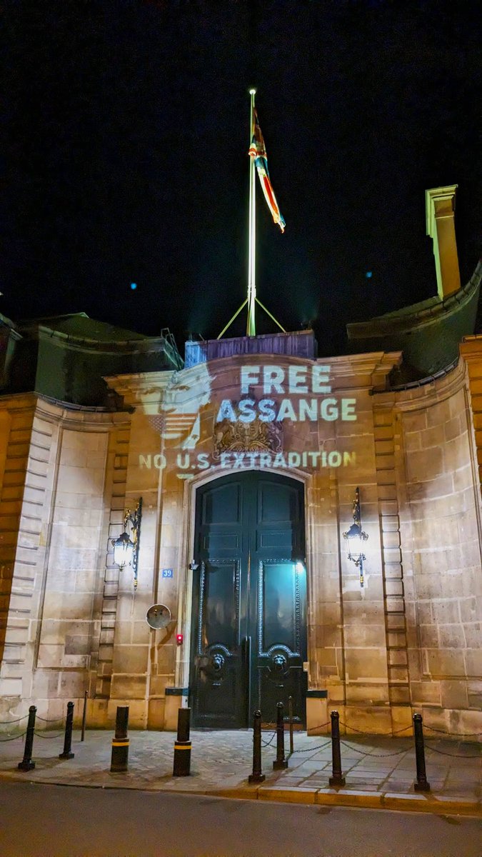 Aujourd’hui, cela fait 5 ans que Julian #Assange est emprisonné à Belmarsh. Prenez-vous en photo devant l’ambassade du 🇬🇧 à Paris (39 rue du Fbg Saint-Honoré) avec une image et/ou un slogan. [Ce n’est pas un rassemblement. Veuillez rester sur le trottoir opposé pour la photo.]