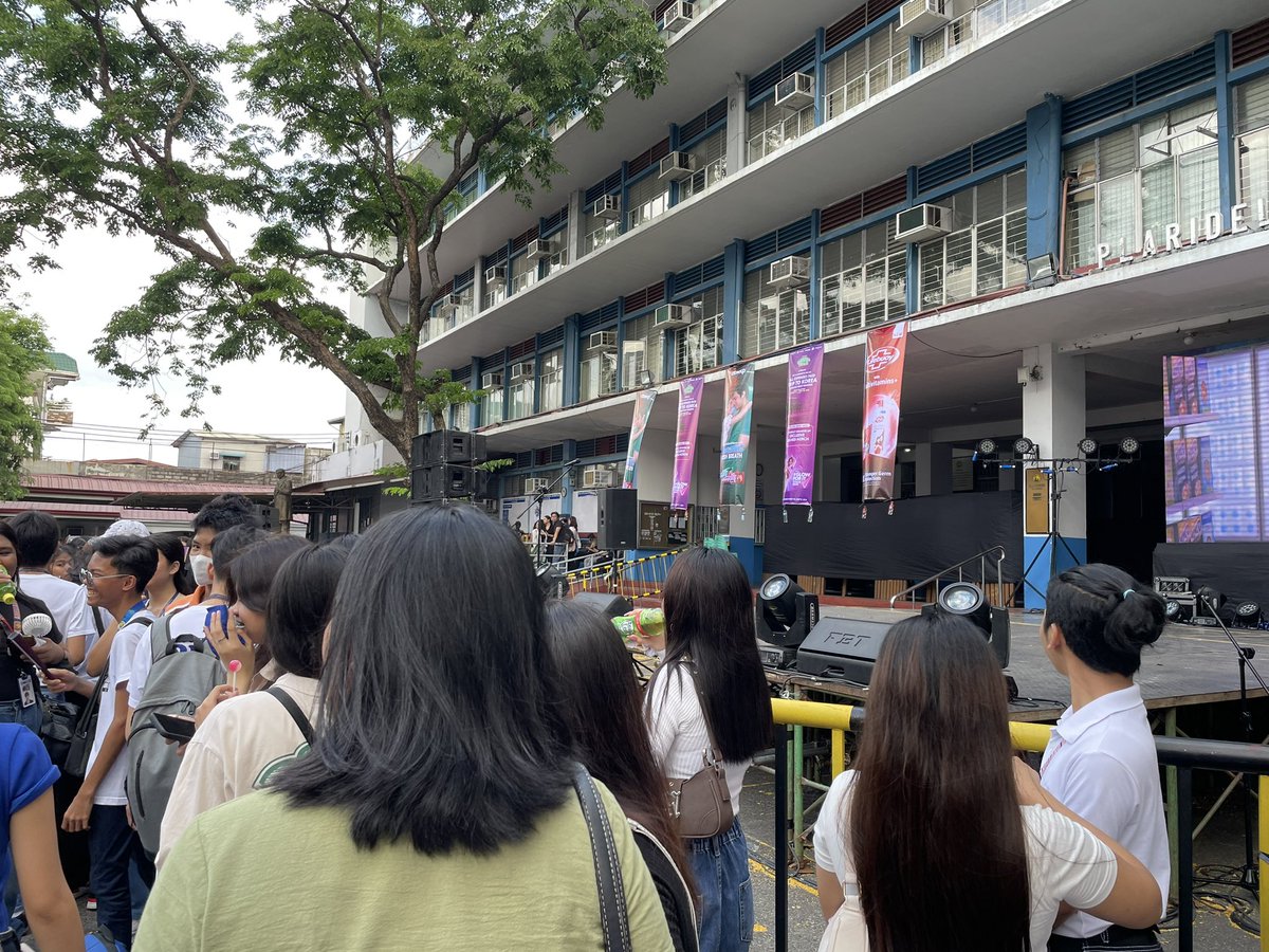 LOOK: Arellano University is gearing up for StarPop Campus Tour later this afternoon, April 11. Alexa Ilacad, KD Estrada, Angela Ken, Kice, Jeremy G, and Fana, are among the talented artists who will be performing. | via @annacerezo_