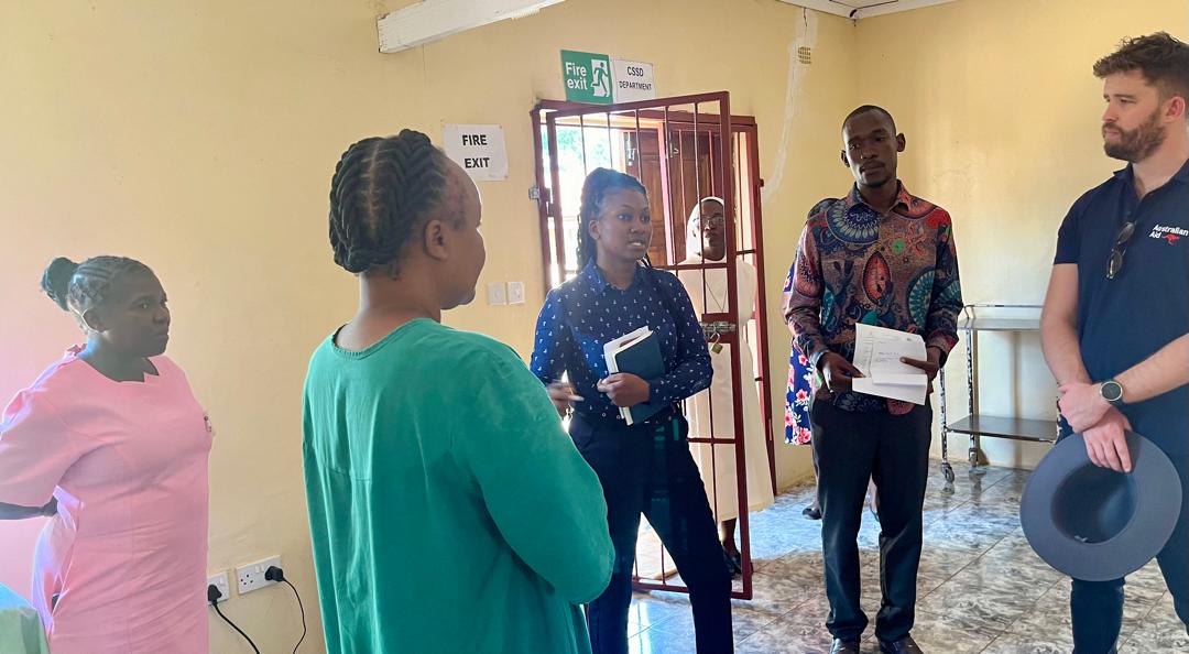 AusEmbZim's tweet photo. Our #DirectAidProgram team had the honour of visiting Marymount Mission Hospital 🏥 in #Rushinga & met its amazing staff 👩🏾⚕️👨🏾⚕️. Great seeing first hand how the 🇦🇺 funded solar ☀️ project is helping improve efficiencies and health outcomes at the 🏥.
@dfat #SDG3 #HealthDiplomacy https://t.co/n1ct2IzVgg