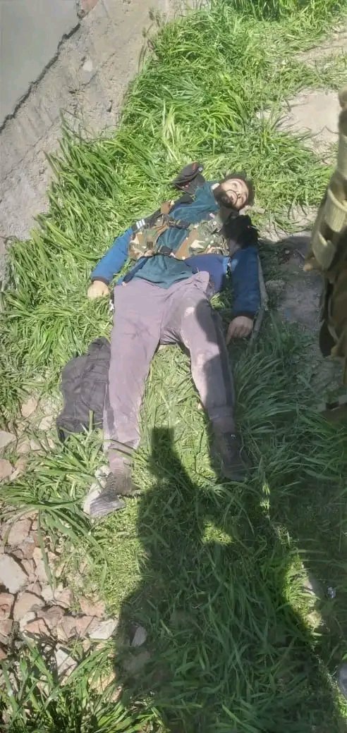 #UPDATE : Security forces on retrieved body of the killed militant in #Frasipora area of South Kashmir’s #Pulwama district. Name of militant killed is Syed Muntaha Mehraj R/o #Budgam.