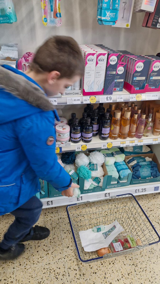 TirMorfa's tweet photo. #ytmAlwen went shopping for nail brushes on their community visit. We found them in the supermarket and used the self scanner when paying for them. We have been thinking about how important it is to have clean hands before we eat to keep ourselves well. #ytmhum #ytmhelwb #ytmnum https://t.co/YZpHSN3X1U