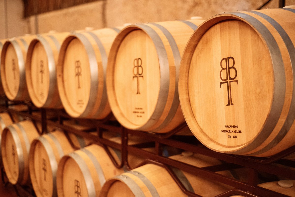 Las instalaciones de Bodegas Thesaurus, en <a href="/DORibera/">Ribera Del Duero</a> , cuentan con varias salas que albergan los diferentes sistemas de vinificación necesarios en cata etapa de elaboración. ¿Sabías que la bodega cuenta, además, con una construcción bajo tierra con capacidad para 600 barricas?