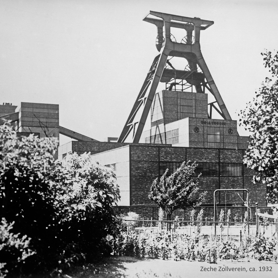 Ein Anblick, der treue Ruhrpottherzen höher schlagen lässt. ⚒️ 💓  Die Geschichte der Zeche Zollverein könnt ihr am besten bei einer der vielen Führungen erkunden! 🔎

📸©: Anton Meinholz/Fotoarchiv @ruhrmuseum 

#ZecheZollverein #Ruhrgebiet #StadtEssen