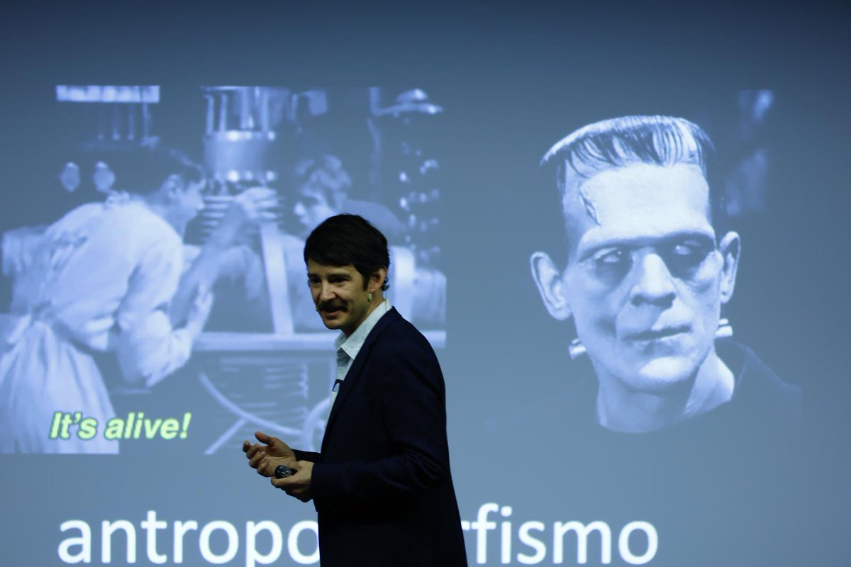 "La #IA es como un cerebro pero sin mente: no tiene experiencia, consciencia, ni sistema sensorial… no puede interrogarse."

"Tenemos que aprender que la manipulación es un ingrediente natural de la #IA Generativa."

🗣️<a href="/cristobalcobo/">Cristobal Cobo</a> en su ponencia del #edtechcongressbcn24