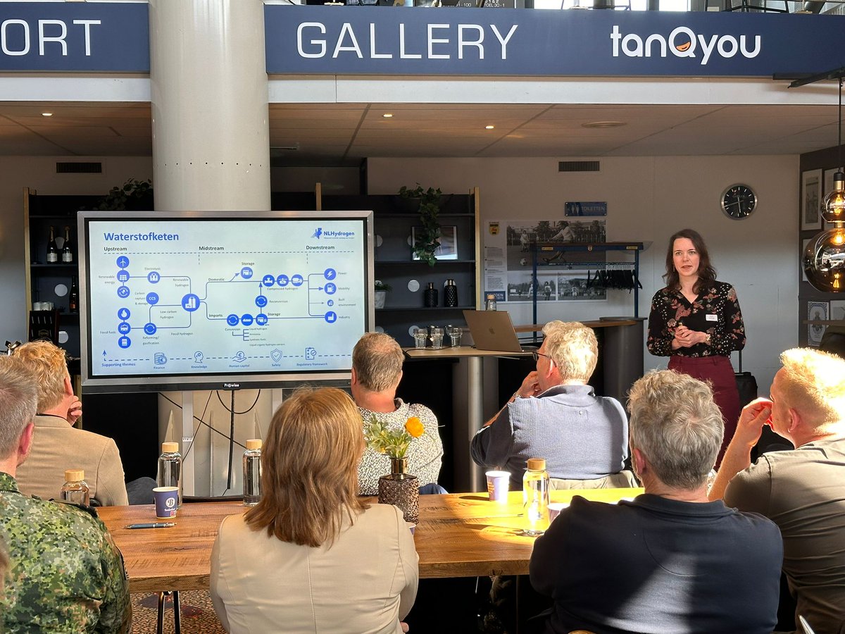 Gisteren vond het <a href="/TanQyou/">TanQyou</a> waterstofevent plaats. Joyce Conings (Commissie Afname waterstof #NLHydrogen) vertelde meer over het belang van waterstof in mobiliteit, waar de branche nu staat en wat we nodig hebben. Benieuwd? Bekijk hier meer: rally.my.canva.site/informatiesess…