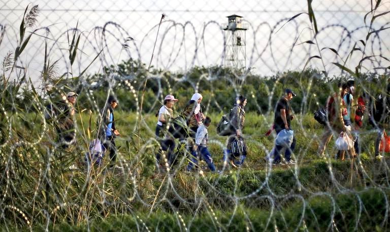 ⚠️ Nos está quedando una #EuropaFortaleza a medida de las derechas: muros cada vez➕️altos y peligrosos, lejos de los principios fundacionales de la UE 🇪🇺; garantizar #DDHH, solidaridad de los pueblos y dignidad de las personas migrantes y refugiadas #UErgüenza #PactoMigratorio
