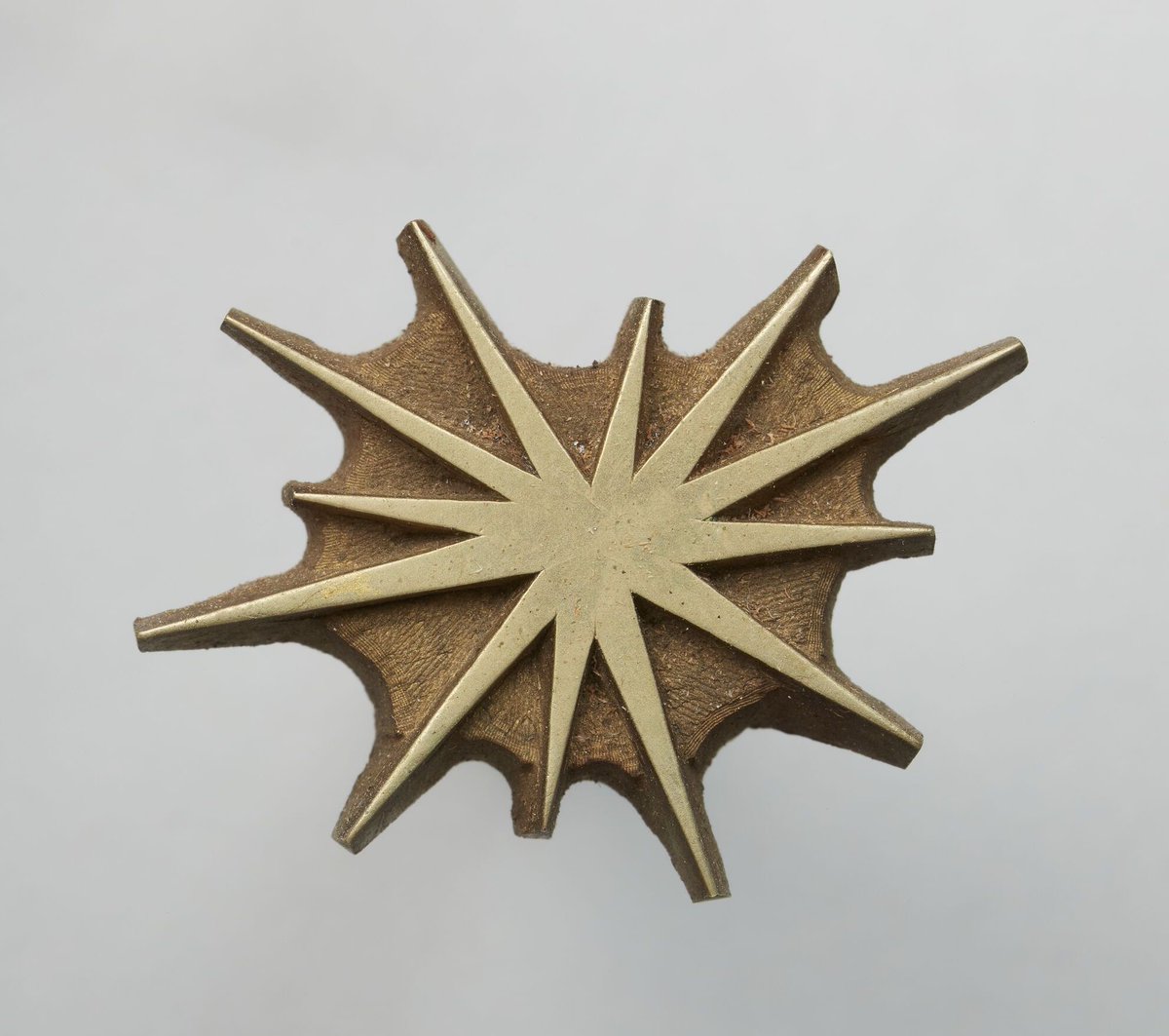 Parmi les nouveaux objets numérisés, arrêtons-nous un instant sur cette collection de fers à dorer. 🌟
c.bnf.fr/TPY