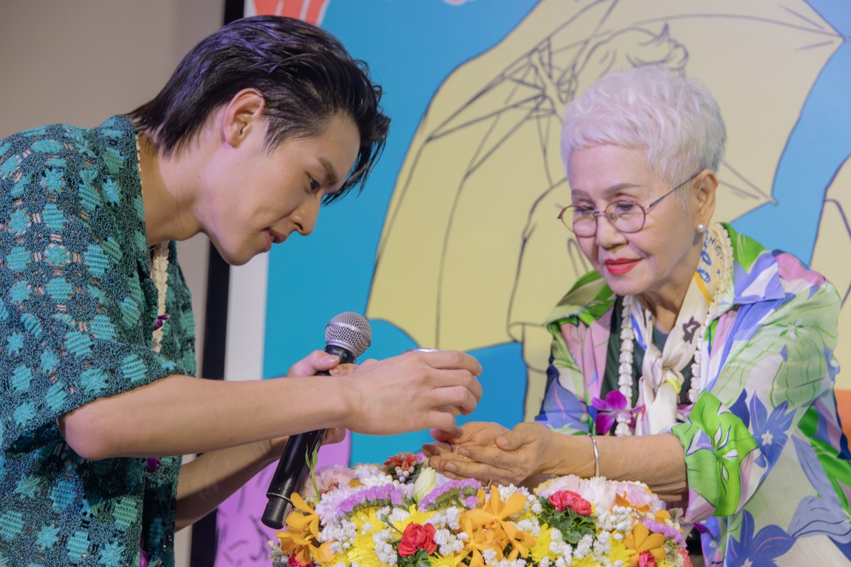 gdh559's tweet photo. (1/3)
ยังคงพุ่งทะยานไม่หยุดสำหรับภาพยนตร์ 'หลานม่า' ที่ล่าสุดทำรายได้มุ่งสู่ 250 ล้านบาททั่วประเทศ จีดีเอชจึงได้ฤกษ์งามยามดี จัดงาน ‘สงกรานต์หลานม่า รดความคิดถึง ซึ้งสู่ 250 ล้าน’ ณ SF WORLD CINEMA เซ็นทรัลเวิลด์ เมื่อช่วงเที่ยงวันที่ 11 เม.ย ที่ผ่านมา

นำทีมโดย ‘พี่จินา โอสถศิลป์’ ประธานเจ้าหน้าที่บริหารบริษัท จีดีเอช 559 จำกัด ‘พี่เก้ง จิระ มะลิกุล’, ‘พี่วัน วรรณฤดี พงษ์สิทธิศักดิ์’ โปรดิวเซอร์ ‘พัฒน์ บุญนิธิพัฒน์’ ผู้กํากับ พร้อมสามนักแสดง ‘ยายแต๋ว อุษา เสมคำ’ อาม่าแห่งชาติ ตามมาด้วยหม่าม้า ผู้แสนอดทนและเสียสละ ‘พี่เจีย สฤญรัตน์ โทมัส’ และ หลานชายแห่งชาติ ‘บิวกิ้น พุฒิพงศ์ อัสสรัตนกุล’

ซึ่งบรรยากาศภายในงานเต็มไปด้วยความสุขและความอบอุ่น จากประเพณี รดน้ำดำหัวผู้ใหญ่ และความประทับใจที่ลูกหลานต่างเทใจให้ภาพยนตร์
'หลานม่า' มุ่งหน้าสู่ 250 ล้าน

สงกรานต์ปีนี้อย่าลืมกลับไปหาคนรักที่บ้าน
ก่อนชวนกันไปชม‘หลานม่า’ ในโรงภาพยนตร์

เช็กรอบ เช็กโรง จองตั๋วได้ทาง
https://t.co/DOsz0X4nBO

#หลานม่า #LAHNMAH