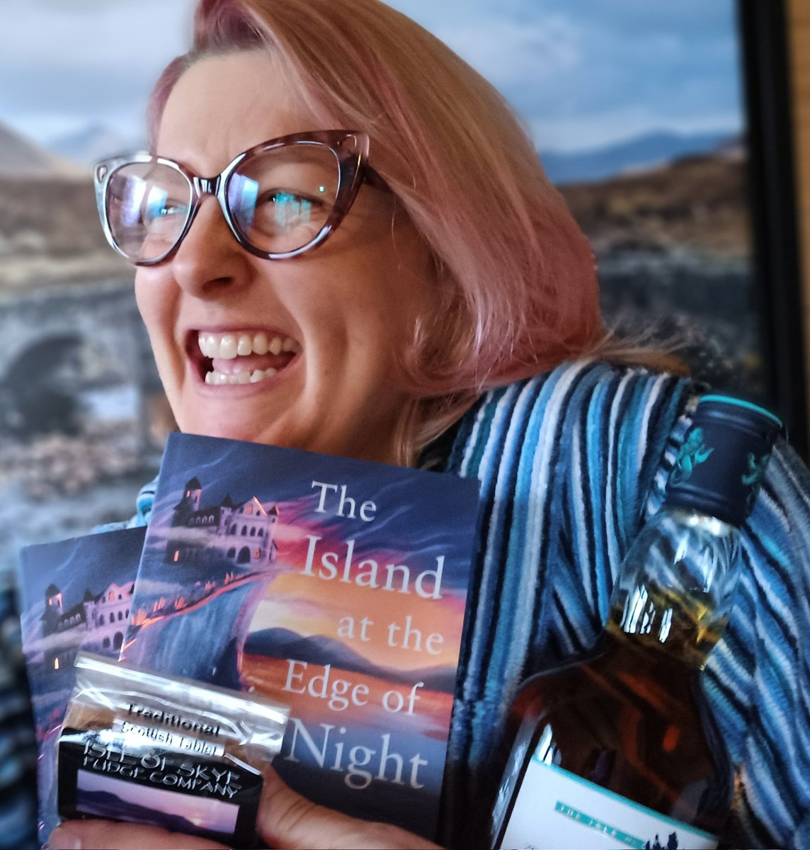 Happy book birthday to meeeee!! In jimjams with author copies, @SkyeFudge, and Talisker - a lovely pub day present from @chickenhsebooks 🧡 Thank you Chickens!! Big booky love to all xxxx