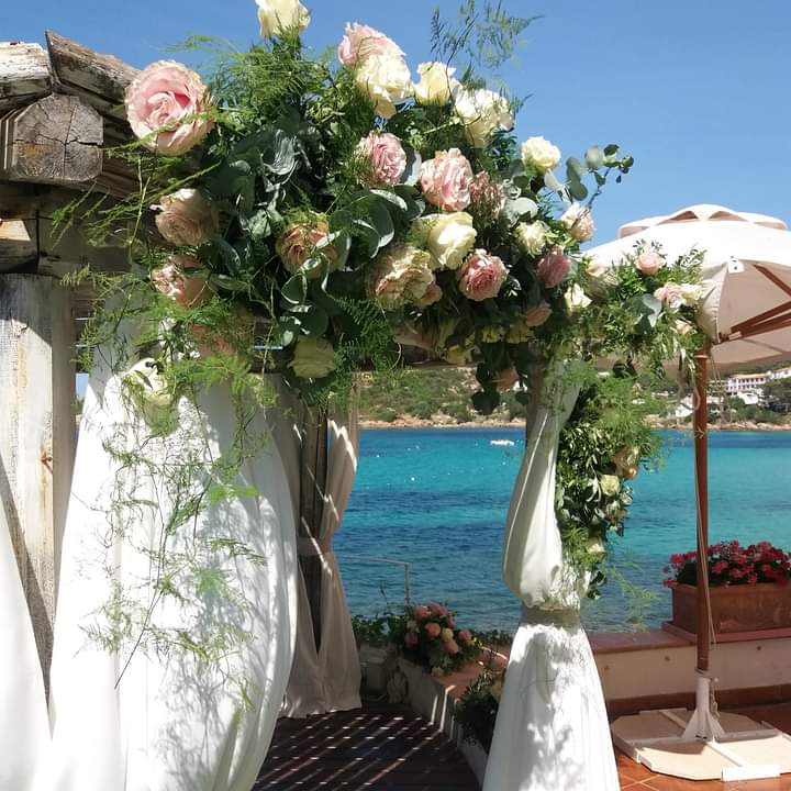 11 Aprile Giornata del Mare ❤️ Non si può essere infelice quando si ha questo: l'odore del mare, la sabbia sotto le dita, l'aria, il vento. Irène Némirovsky #flowershop #cannigione #wedding