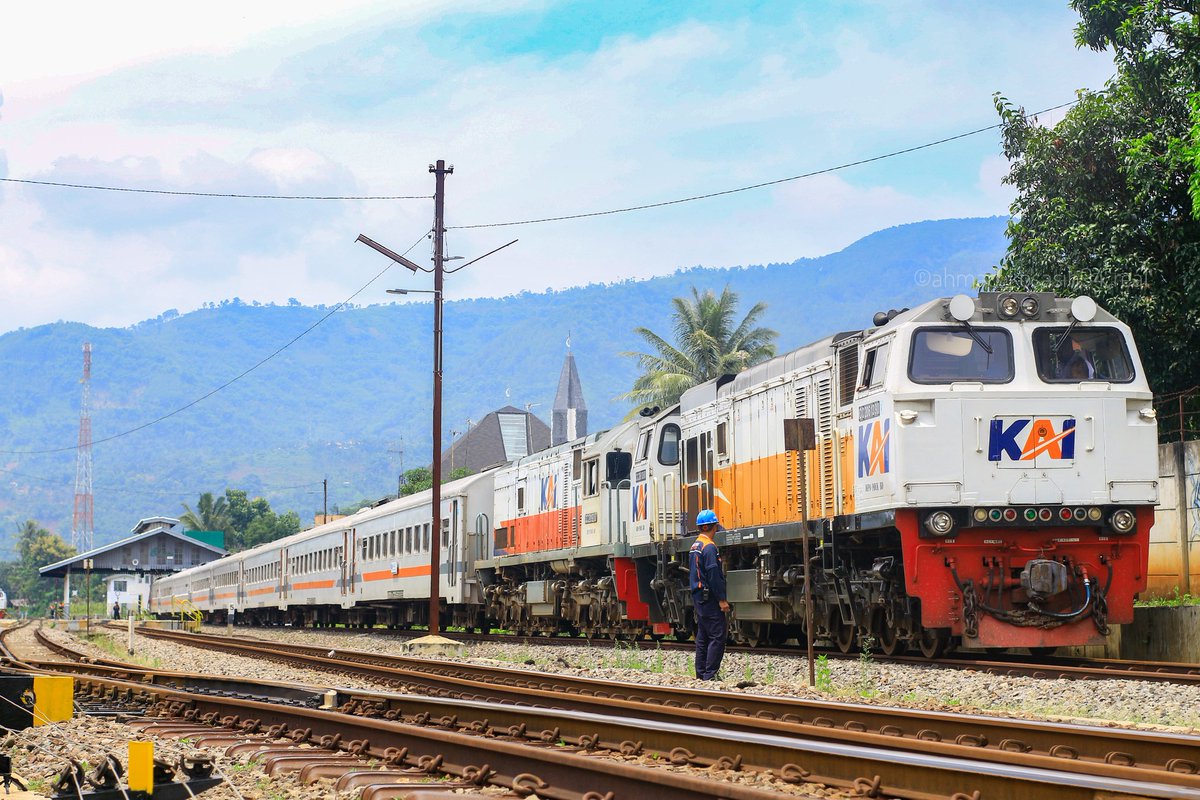 Sedang cek rem di kawal petugas Scowing cibatu . @KAI121 @keretaapikita @mas_didiek @AnkerTwiter @sahabatKAI121 @jurnalrailfans @jalur5_ @semboyan35com @garut_railfans @instrail_id @kemenhub151 @asmaraism @GM_MarKA @roeswantara