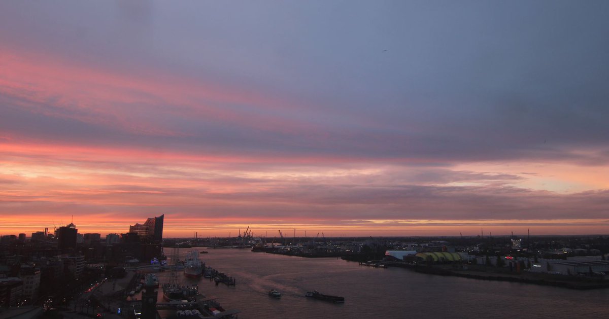 Faszination #Wetter: Blick auf das Morgenrot über dem Hafen von #Hamburg und der #Elbphilharmonie. Fot0: DWD-Webcam heute um 6.20 Uhr /kis