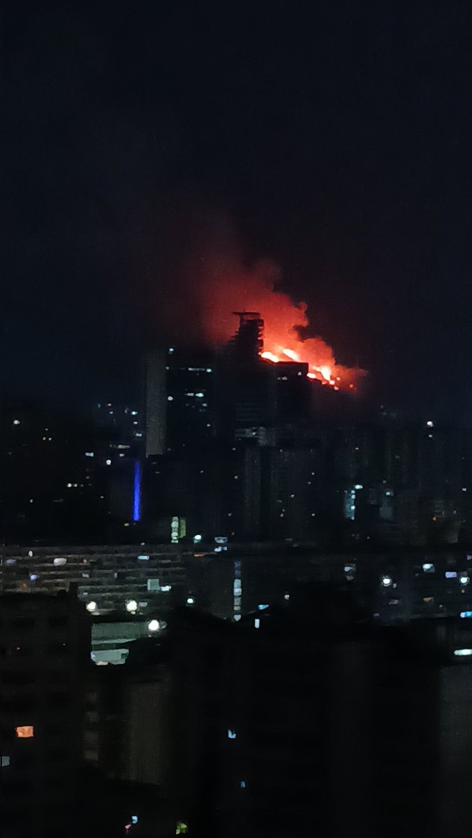 Jueves 3:34 am. A esta hora nos despierta un intenso olor a humo por un gran incendio en nuestro Cerro Ávila, quizás a la altura de Mariperez, El Recreo
#incendioenelAvila