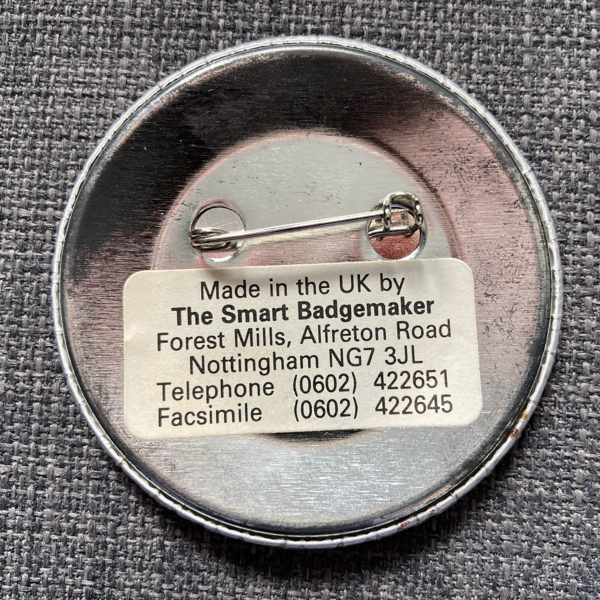 An early 90s @BBCNottingham badge that’s been in the wars a bit!

Good to see that they ordered locally though based on the sticker still on the back!

#radiomerch #radiobadge #nottingham #badges #anorak