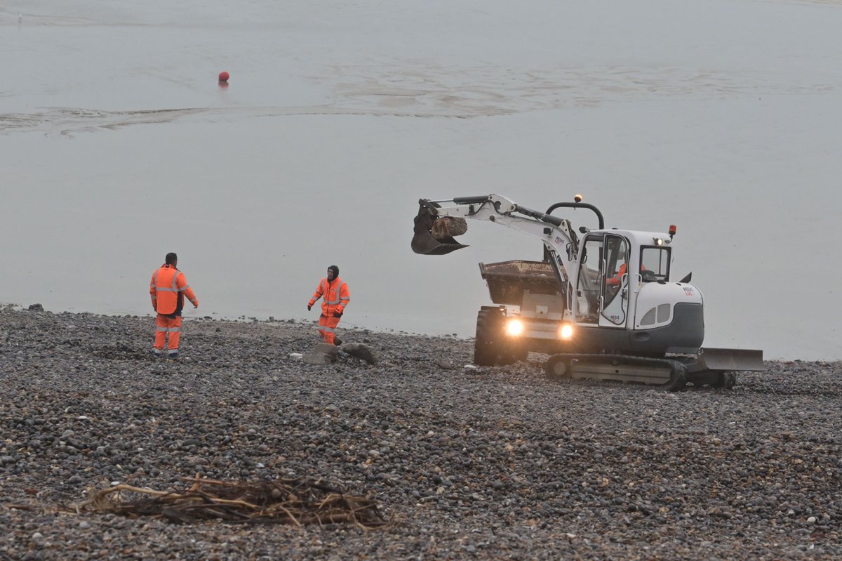 C'est la force du #servicepublic municipal ! 💪😉 Plus de 80 agents de la Ville de #Dieppe ont arpenté la plage🏖️, dès la première heure ce matin, pour ramasser les nombreux déchets rejetés par la mer🌊lors de la #TempetePierrick🌬️et des #grandesmarées.