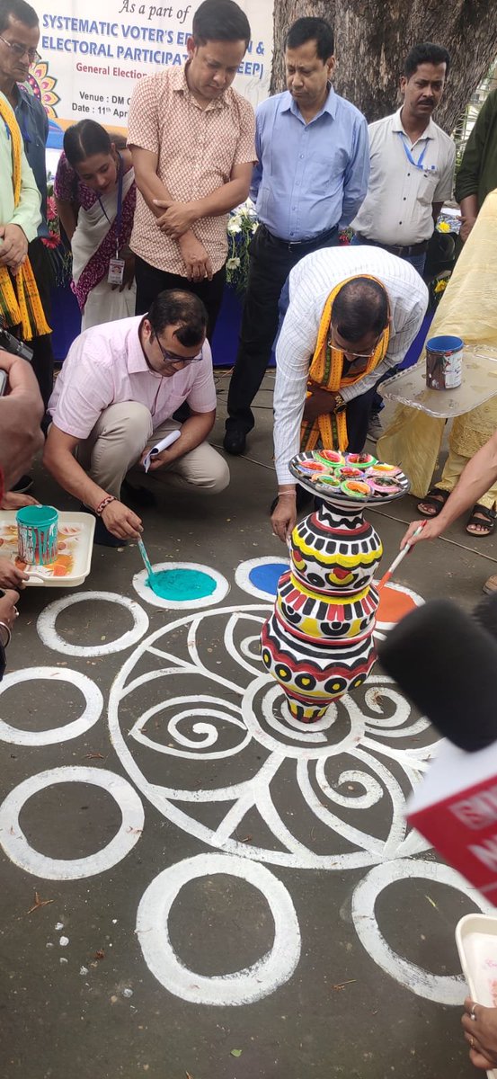 Puneet Agrawal, Chief Electoral Officer, & Dr. Vishal Kumar, RO, participated in drawing & painting (Alpana) or Rangoli at the DM office building in Agartala to encourage people to vote #Tripura 1/2 @PIB_India @MIB_India @ECISVEEP @ceotripura #ECI #Election2024 #IVoteForSure