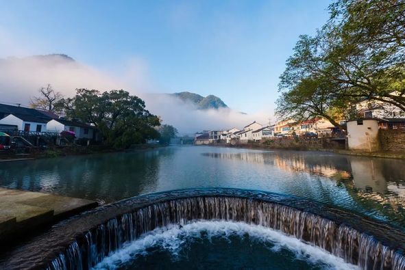 A crystal clear stream winds through the center of the village, and a white cloud bridge spans the two banks like a rainbow. Such a beautiful village attracts so many urbanites to relax and enjoy every year. #Yuyao #Zhongcun #countryside #FunInNingbo