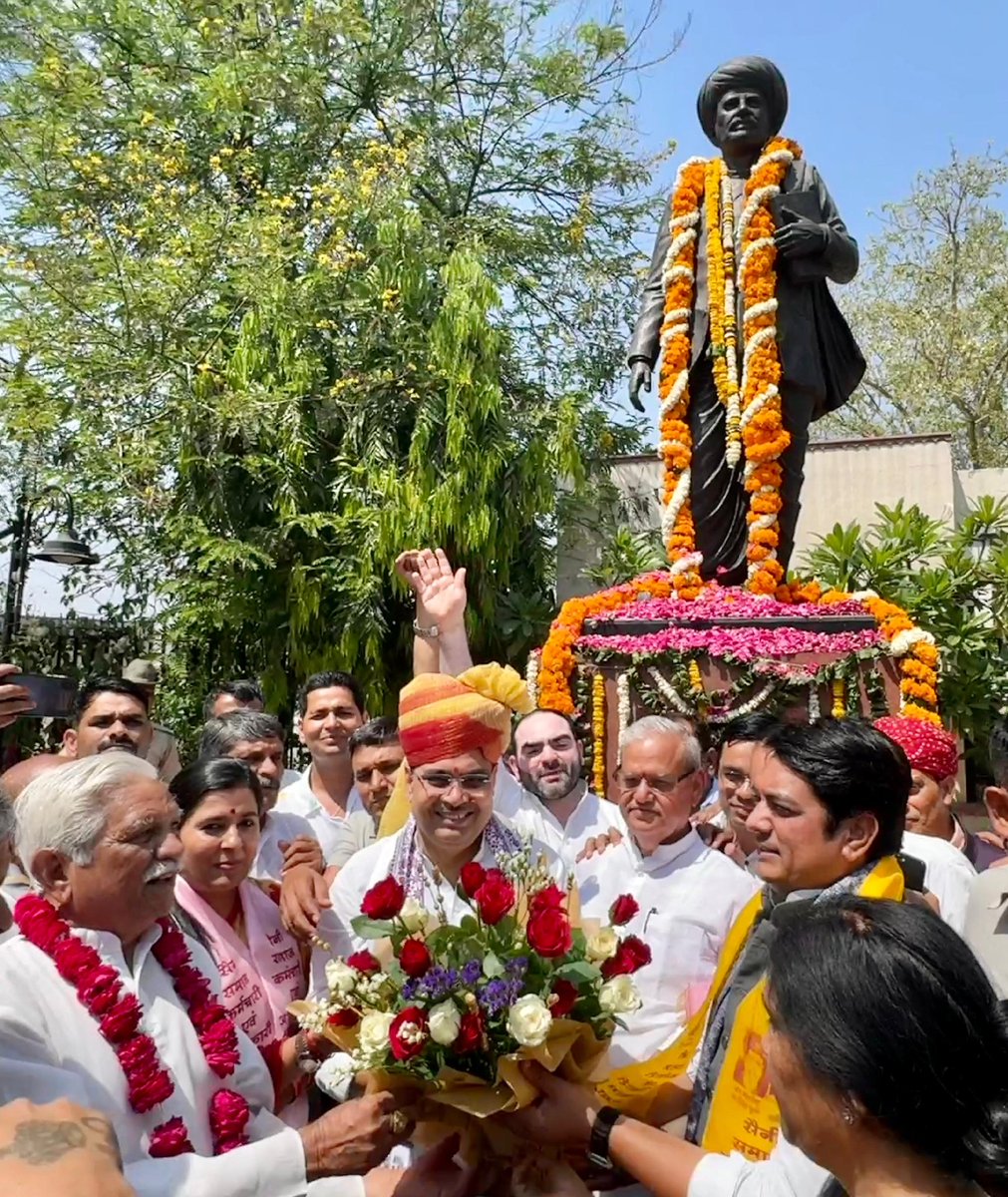 वंचितों, शोषितों एवं महिलाओं के सशक्तिकरण व उन्नयन हेतु अपना जीवन समर्पित करने वाले महात्मा ज्योतिबा फुले जी की जयंती पर जयपुर में आयोजित कार्यक्रम में प्रतिमा के समक्ष पुष्पांजलि अर्पित कर भावपूर्ण श्रद्धांजलि प्रदान की। महात्मा ज्योतिबा फुले जी का 'विचार पथ' समतामूलक, समावेशी,