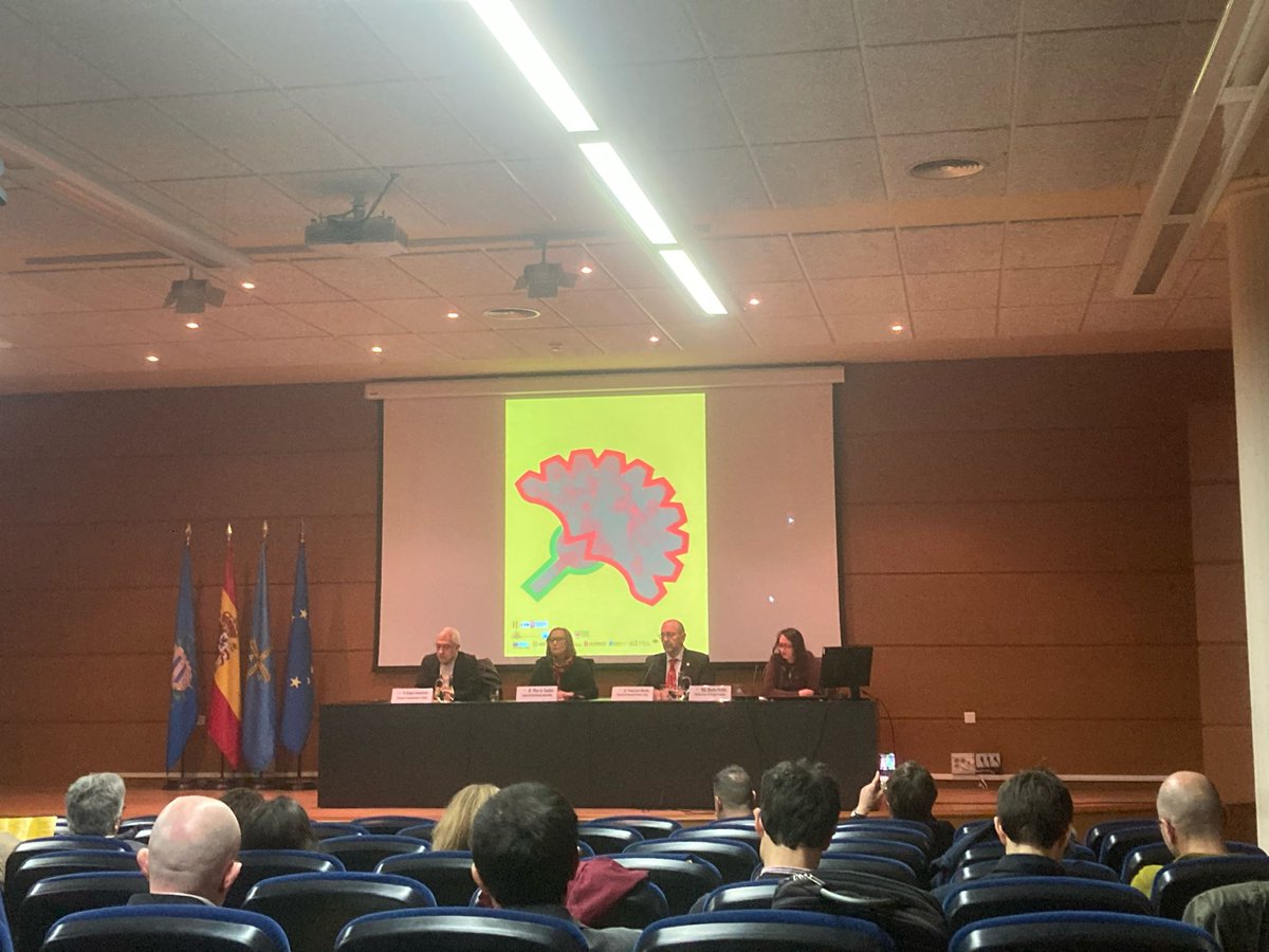 Da comienzo el Congreso Internacional por el 50 aniversario de la revolución de los claveles en el Salón de actos de la biblioteca de la Universidad de Oviedo.