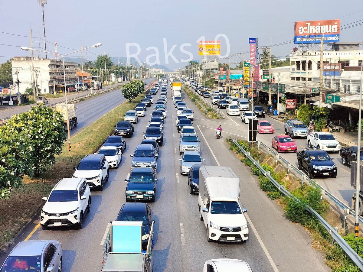 The traffic on Mittraphap Road has been dreadful since morning as people travel back to their hometowns in the Northeast for the Songkran holiday. Photo from Pak Chong District in Nakhon Ratchasima by @raks10 #Thailand #ถนนมิตรภาพ #สงกรานต์ #สงกรานต์2567 #Songkran #Songkran2024