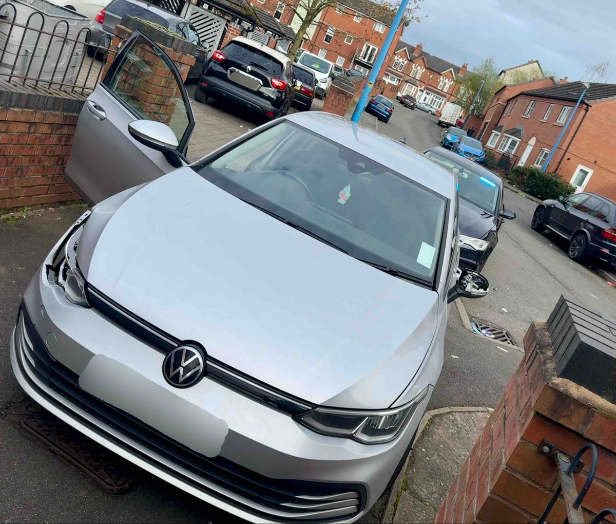 #RoadCrimeTeam officers pursued this cloned VW Golf in Winson Green before the occupants decamped. The driver & a passenger were arrested after a foot chase & struggle before checks found the car was stolen in a knife-point car-jacking a few days earlier. 🔪 😳 @winsongreenwmp