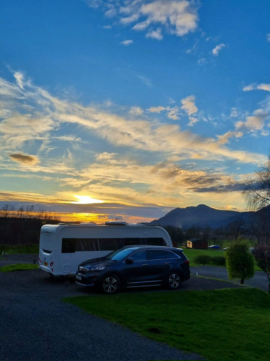 A room with a view - box seat view over the ochil hills - happy Thursday, friends #ScotlandisNow #StormHour #photography #photooftheday #landscape #OutAndAboutScotland #landscapephotography @VisitScotland @ScotsMagazine #friends #ThePhotoHour #stvsnaps #beautiful #sunset